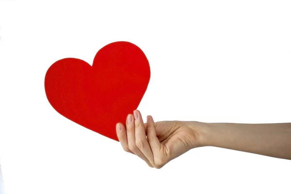 Mão Das Mulheres Estende Papel Vermelho Coração Sobre Fundo Branco — Fotografia de Stock