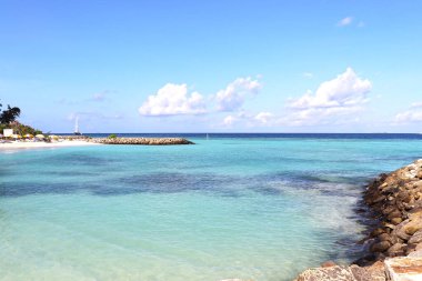 Maldivler 'de mercan resifi olan güzel bir turkuaz okyanus. Tropik Ada