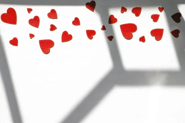 Fundo Branco Com Corações Vermelhos Topo Com Sombras Cartão Dia — Fotografia de Stock