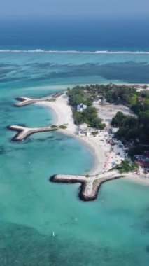Maldivler plajının muhteşem drone manzarası ve güzel renklerde su. Dikey video