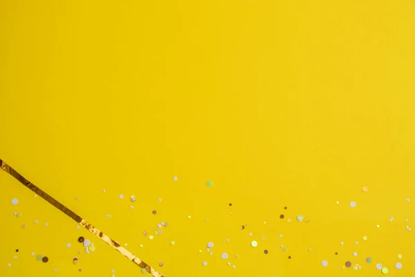 Jasnożółte Abstrakcyjne Tło Okrągłymi Cekinami Złotą Wstążką Boku — Zdjęcie stockowe