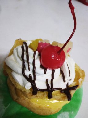 Moorkop, muhallebi ile doldurulmuş profiterol içeren bir hamur işidir. Profiterolün üst kısmı kaplanmış siyah çikolata. Üstünde vişneli krema var..