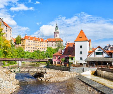 Cesky Krumlov, Çek Cumhuriyeti 'nin Güney Bohem Bölgesi' nde küçük bir kasabadır. Cesky Krumlau Vltava nehrinde güneşli bir günde.