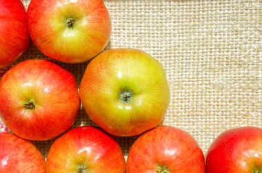 Çuval bezinde olgun kırmızı elmalar. Metin için boşluk var.