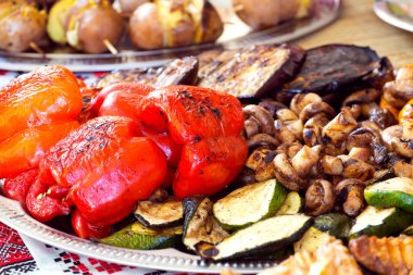 Izgara sebze. Biber, patlıcan, mantar, kabak ve patates..