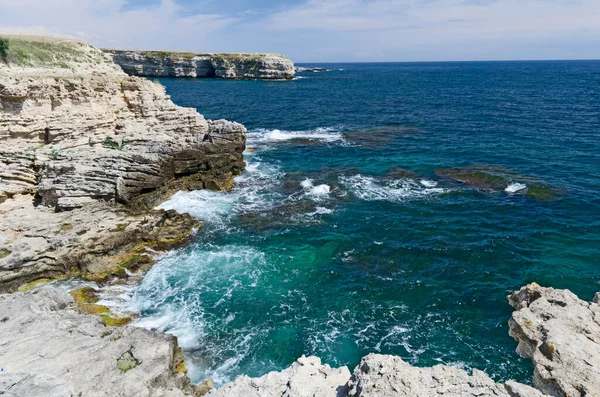 Kırım 'daki Blue Bay. Cape Tarkhankut, Dzhangul turkuvaz suyu güneşte.