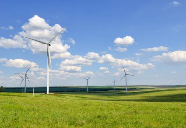 Rüzgar enerjisi, alternatif enerji. Yel değirmenleri tarlada duruyor ve elektrik üretiyorlar