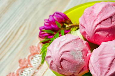 Pembe akasyalı bir tabakta marşmelov. Pembe Sevgililer Günü konsepti.