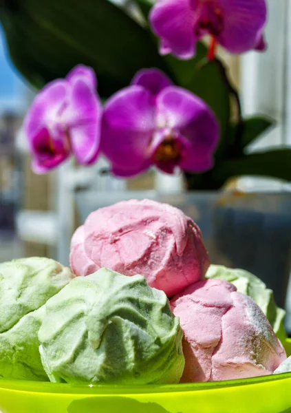 Zephyr Ροζ Και Πράσινο Ένα Όμορφο Πιάτο Στο Φόντο Μιας — Φωτογραφία Αρχείου