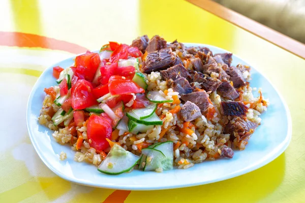 우즈베키스탄 요리에 고기와 샐러드를 곁들인 요리이다 요리의 이미지 위에서 — 스톡 사진