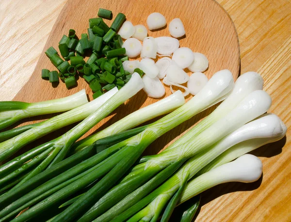 Grüne Zwiebel Auf Einem Holzbrett Aufgedeckt Sehr Vitaminreiche Lebensmittel — Stockfoto