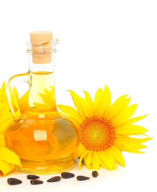 Sebze yağı ve bir torba tohum. Sürahide soğuk basınçlı yağ. Beyaz bir arkaplanda izole edilmiş.