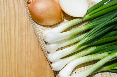 Çuval bezinde soğan ve taze soğan, yakın plan. Çok vitaminli yiyecek..