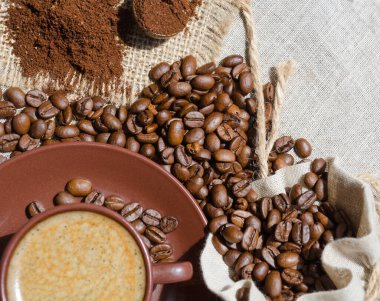 Kahve arkaplanlı espresso kahve ve çuval bezelyesi. Arabica en yaygın kahve türüdür..