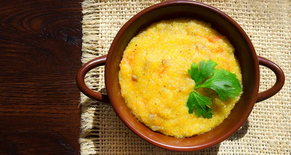 Porridge Mais Con Cracklings Carote Cipolle Erbe Piatto Ceramica Tavolo — Foto Stock