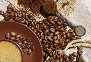 Kahve arkaplanlı espresso kahve ve çuval bezelyesi. Arabica en yaygın kahve türüdür..