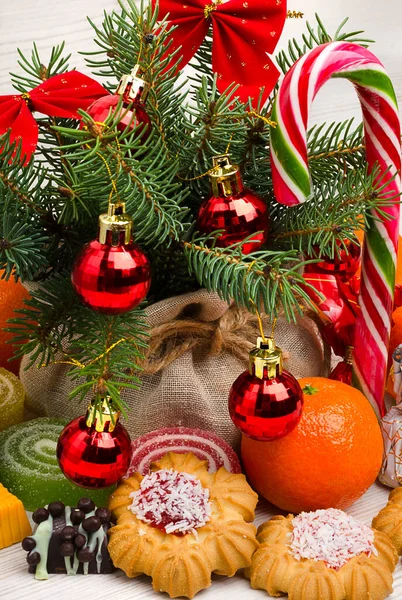 Neujahrsgrußkarte Grüne Kiefernzweige Rote Kugeln Und Bögen Shortbread Cookies Marmelade — Stockfoto