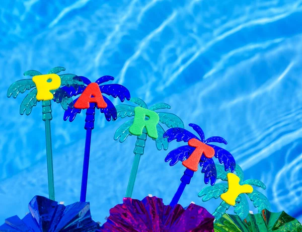 Party Hintergrund Des Blauen Pools Festlich Dekorierte Regenschirme Lametta Palmen — Stockfoto