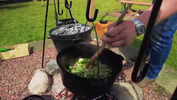Cooking Campfire Cooking Crackling Campfire Stirring Cast Iron Pan Freshly — Vídeo de stock
