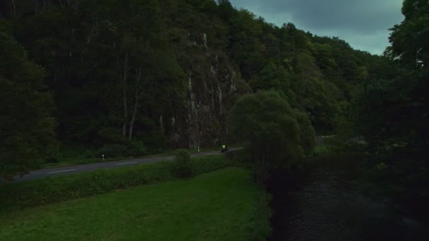 Beautiful Calm River Road Cars Motorbike Passing Steep Cliff Drone — Video Stock