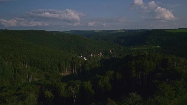 Voando Sobre Floresta Direção Uma Pequena Aldeia Com Uma Igreja — Vídeo de Stock