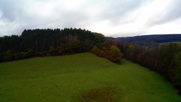 Φωτεινά Πράσινα Πεδία Θέα Ψηλά Πάνω Από Δάση Κοιλάδα Φθινοπωρινά — Αρχείο Βίντεο