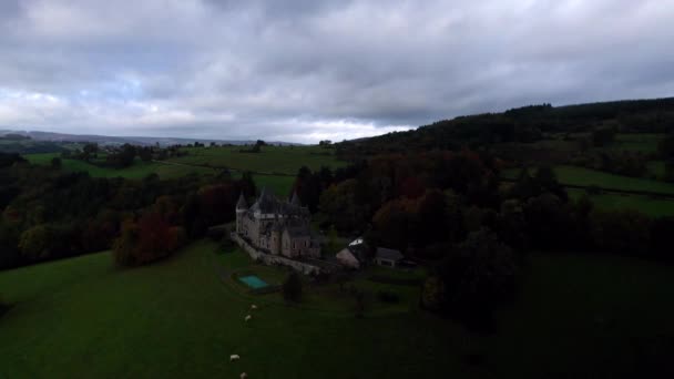Αεροφωτογραφία Του Όμορφου Κάστρου Του Ξενοδοχείου Chateau Froidcour Στη Μέση — Αρχείο Βίντεο