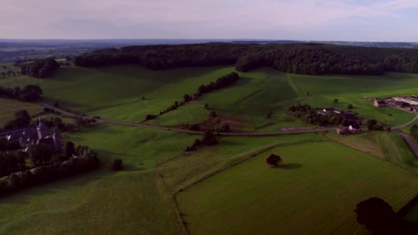 Beautiful Rolling Hills Forests Meadows Natural Fences Farmland Rural Roads — Vídeo de stock