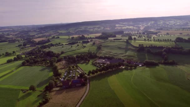 Scenic Valley Landscape Rolling Hills Farms Farmlands Meadows Natural Fences — Wideo stockowe