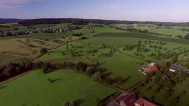 Dolly tarlaları, tarlaları, ağaçlık bankaları olan otlakları, doğal çitleri, Güney Limburg 'da mavi ve mor gökyüzü olan kırsal yolları, Hollanda' nın insansız hava aracı yaz sezonunun altın saati olan tepeleri aştı.