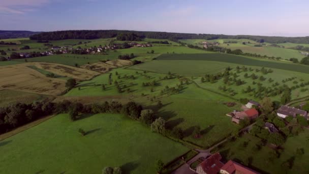 Dolly Shot Rolling Hills Farms Farmlands Meadows Wooded Banks Natural — Wideo stockowe