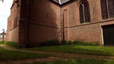 Hollanda 'nın Schellinkhout kentindeki küçük bir köyde daha az Gotik vitray pencereli, 14. yüzyıl manzaralı bir koridor boyunca alçak bir manzara.