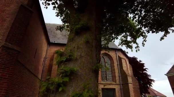 Niedriger Blickwinkel Entlang Einer Malerischen Kirche Aus Dem Jahrhundert Schellinkhout — Stockvideo