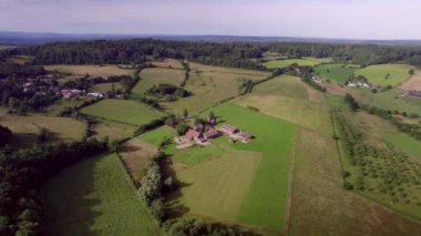 Hava Aracı Manzarası: Hollanda Vadisi manzarası kayan tepeler, tarım arazileri, doğal çitleri olan çayırlar, ormanlık bankalar, ahır ve arka planda bir orman. Güney Limburg Vaals Hollanda