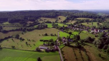 Hava Aracı Görünümü: Küçük bir köyle kırsal bir yolun üzerinden Güney Limburg 'daki Three Country Point Vaals ormanına doğru uçuyor 