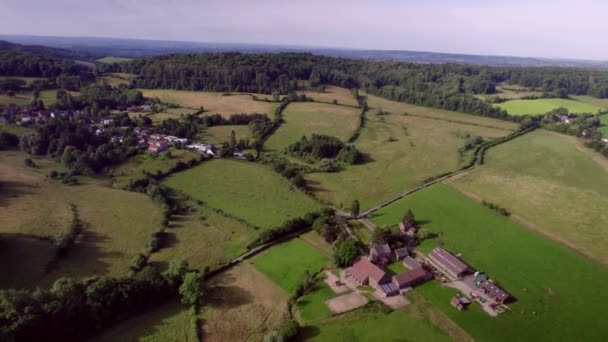 Widok Lotu Ptaka Krajobraz Holenderskiej Doliny Wiejskiej Pagórkowatymi Wzgórzami Gospodarstwami — Wideo stockowe