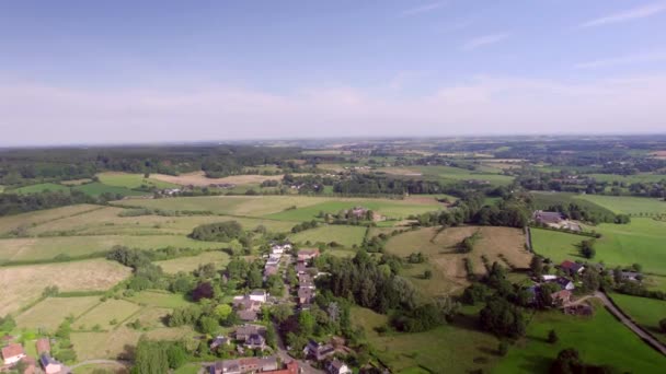 Vista Aérea Del Dron Volando Sobre Pequeño Pueblo Rural Paisaje — Vídeos de Stock