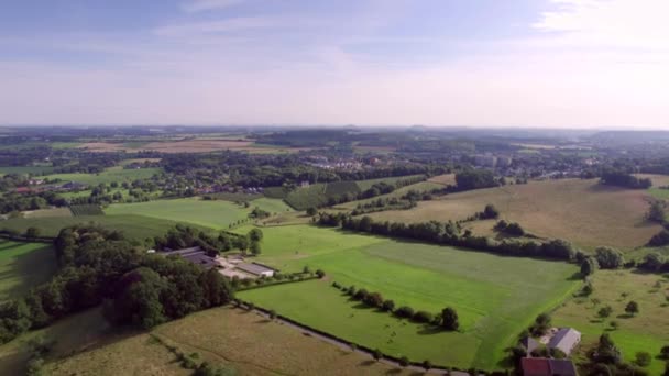 Aerial Drone View Nederlands Valleilandschap Met Wegen Heuvels Landbouwgronden Weilanden — Stockvideo
