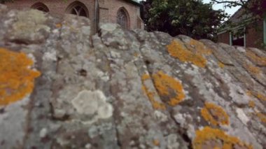 Çalıların arkasından kilise ortaya çıkar, görüntüler gözler önüne serilir, 14. yüzyıl manzaralı bir koridor boyunca alçak açı daha az kilise, Hollanda 'nın Schellinkhout adlı küçük bir köyünde güzel Gotik vitraylı pencerelere sahiptir.
