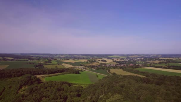 Luchtlandschap Drone Daalt Naar Weg Met Verkeer Uitzicht Het Platteland — Stockvideo