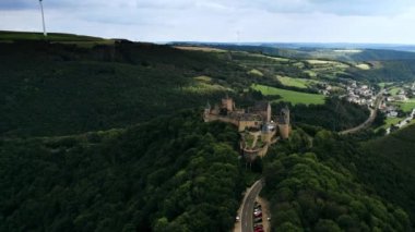Kale Havadan Görünümü: İnsansız hava aracı Bourscheid kalesi boyunca ilerliyor. Dağın tepesinde güzel romantik bir kale vadide bir nehir manzarası, çayırlar, tepeler ve ormanlar. Lüksemburg.