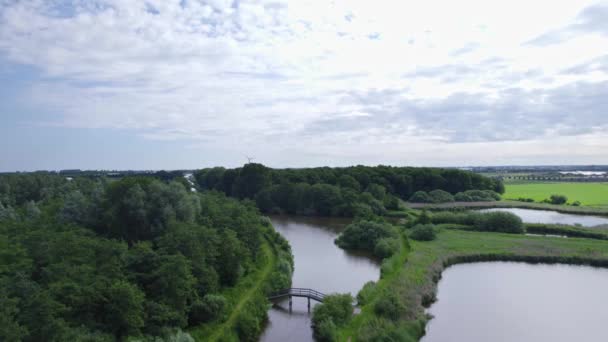 Holland Tájkilátás Termőfölddel Mesterséges Természettel Drone Előre Mozgás Folyó Felett — Stock videók