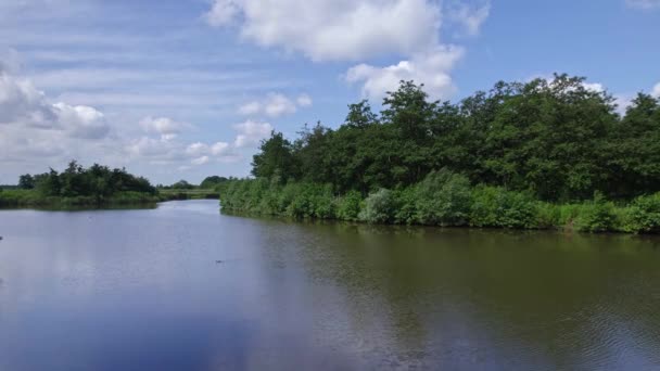 Niederländische Landschaft Luftaufnahme Drohne Fliegt Tief Vorwärts Über Den Fluss — Stockvideo
