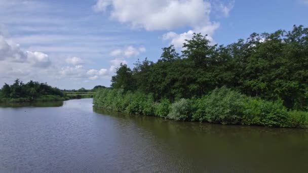 Luftaufnahme Der Holländischen Landschaft Drohne Fliegt Tief Über Den See — Stockvideo