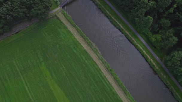 Luftaufnahme Boot Segelt Weiter Der Brücke Über Den Kanal Vorbei — Stockvideo