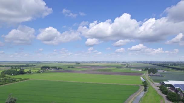 Uitzicht Weilanden Boerderijen Natuur Met Prachtige Witte Wolken Heldere Blauwe — Stockvideo