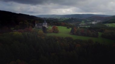 Güzel Chateau Hotel de Froidcour, Belçika Ardennes 'in ortasında, sonbahar ormanları ve ineklerle çevrili çayırlarda. Belçika Havacılık görünümü kaleye doğru uçuyor, bir sahneyi başlatmak ya da bitirmek için kullanılacak,