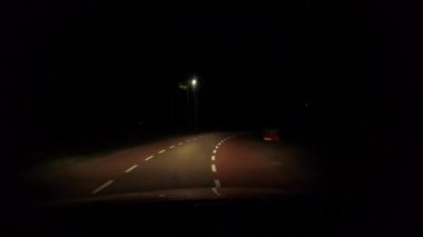 Karanlık bir köyde bisiklet şeritleri olan bir köy yolunda ve caddelerde birçok virajı olan bir yerleşim alanından gece aşırı hızlanma.