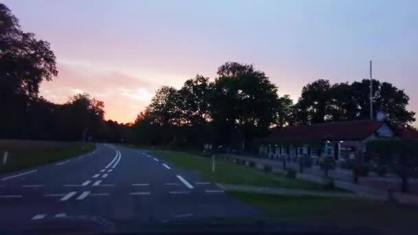 Pov Αυτοκίνητο Που Οδηγεί Στον Κρατικό Δρόμο Κιγκλίδωμα Αργά Βράδυ — Αρχείο Βίντεο