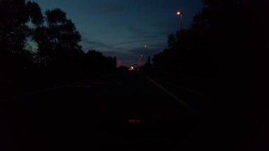 Nehrin üzerindeki köprüde, otoyoldaki bir yol, araç destekli ok panoları ve trafik konileri ile kapanıyor, şerit işaretleriyle yol kapanıyor. Yavaş ilerleyen trafikte gece geç saatlerde